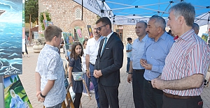 Öğrenciler yıl boyunca yaptıkları resimleri sergiledi