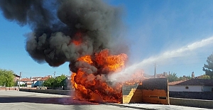 İşyerlerinin tamamı yandı! Köy pazarında yangın