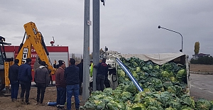 Alaca'da lahana yüklü kamyonet ile ticari araç çarpıştı: 2 yaralı