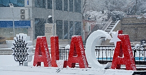 Beklenen kar yağışı geldi: Alaca beyaza büründü