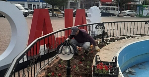 Alaca rengarenk çiçeklerle donatıldı