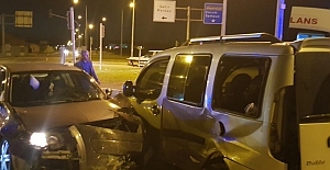 Alaca'da otomobil ile hafif ticari araç çarpıştı: 3 yaralı