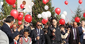 Helyum balonlara dileklerini yazıp gökyüzüne bıraktılar