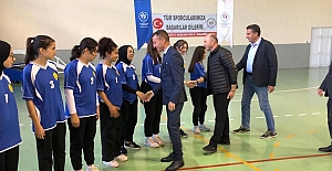 Liselerarası Voleybol Turnuvasında ödüller sahiplerini buldu