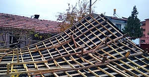 Alaca'da fırtına çatıları uçurdu