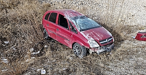 Çorum'da kontrolden çıkan araç atarak karşı şeride geçti: 2 yaralı