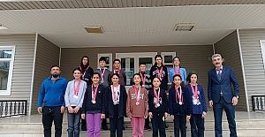 Alaca-Ceritler Ortaokulu Bilek Güreşinde 26 madalya aldı