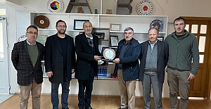 Arslan Gür’den Nihat Günder’e plaket