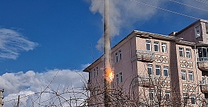 Elektrik direğinde çıkan yangın paniğe neden oldu