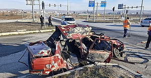 Kamyon, çarptığı otomobili biçti: 1 ağır yaralı