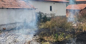 Alaca'da boş arsada çıkan yangın evlere sıçramadan söndürüldü