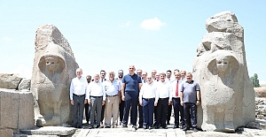 Bakan Ersoy, Alacahöyük'teki çalışmalar hakkında bilgiler aldı