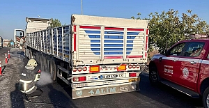 Alaca Belediyesi ekipleri İzmir yangınından dönerken alev alan tıra müdahale etti