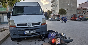 Kontrolden çıkan motosiklet ticari aracın altına girdi: 2 yaralı