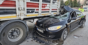 Alaca'da feci kaza! Otomobil tırın altına girdi: 4 yaralı