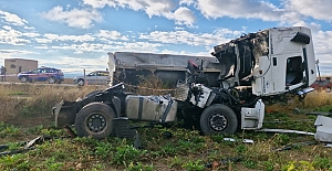 Tarım işçilerini taşıyan minibüs ile tanker çarpıştı: 1 ölü, 17 yaralı