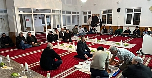 Alaca’da yatsı namazı, sohbet ve ikramlarla bir araya gelindi