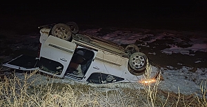 Ambulansa yetişmeye çalışan otomobil tarlaya devrildi: 2 yaralı