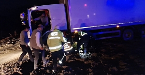 Alaca’da feci kaza: Kazaya müdahale eden trafik polisine kamyon çarptı