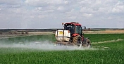 Çiftçilere önemli uyarı! Rüzgarlı havalarda ilaçlama tarım arazilerine zarar veriyor