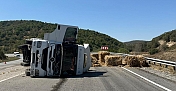 Virajı alamayan saman yüklü TIR, karşı şeride geçerek devrildi
