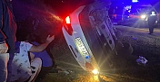 Çorum'da virajı alamayan otomobil devrildi! 5 yaralı