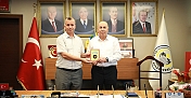 Alaca Belediye Başkanı Şerif Arslan’a anlamlı ziyaret ve kitap hediyesi