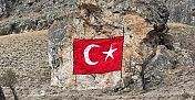 Alaca’da bayrak sevgisi kayalara kazındı!