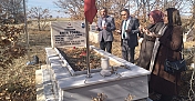 Şehit Öğretmen Emir Topal’ın kabri ziyaret edildi