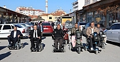Engelli araçlarına binerek engellilerin karşılaştığı zorlukları deneyimlediler